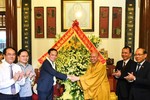 Phó Thủ tướng Trần Lưu Quang và phái đoàn tặng hoa chúc mừng Phật đản tới Thượng tọa Thích Đức Thiện - Phó Chủ tịch, Tổng Thư ký Hội đồng Trị sự GHPGVN tại chùa Phật Tích.