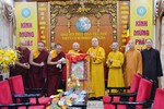 Hòa thượng Chockyi Nyingma Rinpoche tặng quà lưu niệm đến Hòa thượng Thích Thanh Nhiễu