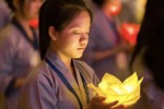 Tú Thanh trong đêm thắp hoa đăng cầu nguyện tại khóa tu ở chùa Vẽ