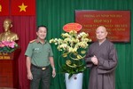 Hòa thượng Thích Lệ Trang tặng hoa chúc mừng nhân 77 năm ngày truyền thống Lực lượng An ninh nhân dân