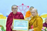 Hòa thượng Thích Minh Thành trao Bằng công đức của Viện Nghiên cứu Phật học VN đến Thượng tọa Giác Trí, Giám đốc Trung tâm Nghiên cứu và Ứng dụng Thiền học Nam truyền - Ảnh: Quảng Hậu/BGN