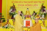 Hòa thượng Thích Chơn Minh trao quyết định bổ nhiệm trụ trì chùa Hồng Liên đến Thượng tọa Thích Minh Thuận