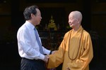 Đức Pháp chủ GHPGVN và Bí thư Thành ủy TP.HCM Nguyễn Văn Nên tại chùa Huê Nghiêm (TP.Thủ Đức) - Ảnh: Bảo Toàn/BGN