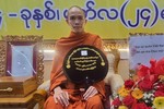 Đại diện Chính phủ Myanmar dâng tặng danh hiệu "Bậc xiển dương chánh pháp - Saddhamma Jotikadhaja" lên Đại đức Thích Thiện Ngọc (Ảnh: TTXVN phát)