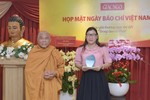 Hòa thượng Thích Giác Toàn trao kỷ niệm chương và phần thưởng cho tác giả Bùi Thị Kim Loan, giải nhất cuộc thi viết "Trong tâm có Phật" với tác phẩm "Những đóa tâm sen"