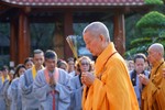 Hòa thượng Thích Trí Quảng niệm hương cầu nguyện trong một buổi lễ - Ảnh: Bảo Toàn
