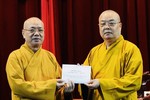 Trưởng lão Hòa thượng Thích Thanh Nhiễu trao học bổng Đức Nhuận đến đại diện Học viện Phật giáo VN tại Hà Nội