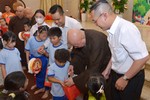 Hòa thượng Trưởng ban Trị sự GHPGVN TP.HCM ân cần trao quà trung thu đến các cháu nhỏ - Ảnh: Bảo Toàn/BGN