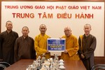 Hòa thượng Thích Thiện Tấn trao bảng ủng hộ 400 triệu đồng đến chư tôn đức đại diện Giáo hội tiếp nhận