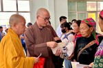 Đại đức Thích Minh Đạo và chư Tăng trao quà ủng hộ đến bà con các dân tộc tại vùng đất của Tổ quốc giáp biên giới Trung Quốc