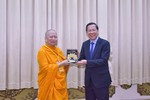 Chủ tịch UBND TP.HCM Phan Văn Mãi tặng quà lưu niệm đến Hòa thượng GS.TS Phra Brahmapundit, Chủ tịch ICDV - Ảnh: Quảng Đạo/BGN