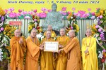 Trưởng lão Hòa thượng Thích Thiện Pháp tặng Bằng tuyên dương công đức đến Ban Trị sự GHPGVN tỉnh Bình Dương - Ảnh: Nguyên Tài/BGN