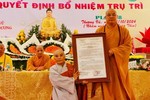  Thượng tọa Thích Thanh Vân trao quyết định bổ nhiệm trụ trì chùa Liên Hoa đến Sư cô Thích nữ Diệu Vân