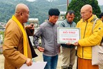 Trao tiền ủng hộ đặc biệt của Tăng Ni, Phật tử bạn đọc Báo Giác Ngộ đến các hộ gia đình bị lũ cuốn nhà cửa để dựng lại cuộc sống sau thiên tại ở tỉnh Lào Cai