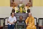 Thứ trưởng Bộ Nội vụ Vũ Chiến Thắng với Đức Pháp chủ GHPGVN - Đại lão Hòa thượng Thích Trí Quảng - Ảnh: Bảo Toàn/BGN