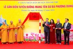 Các đại biểu gắn biển tuyến đường mang tên Sư bà Phương Dung