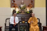Đức Pháp chủ GHPGVN - Đại lão Hòa thượng Thích Trí Quảng trò chuyện thân mật với ông Nguyễn Phước Lộc, Phó Bí thư Thành ủy, Chủ tịch UBMTTQVN TP.HCM - Ảnh: Bảo Toàn/BGN