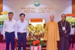 Thiếu tướng Võ Hùng Minh tặng hoa chúc mừng Đại lễ Phật đản Phật lịch 2569 đến Đức Pháp chủ GHPGVN - Ảnh: Quảng Đạo/BGN