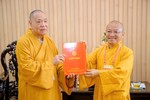 Trưởng lão Hòa thượng Thích Thiện Pháp, Ủy viên Thường trực Hội đồng Chứng minh, Phó Chủ tịch Thường trực Hội đồng Trị sự kiêm Trưởng ban Kiểm soát T.Ư trao quyết định đến Thượng tọa Thích Nhật Từ vào vị trí Phó Văn phòng II T.Ư GHPGVN hôm 5-5-2025 tại thiền viện Quảng Đức - TP.HCM