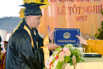 Đại lão Hòa thượng Viện trưởng trao Bằng tốt nghiệp Thạc sĩ Phật học đến các học viên - Ảnh tư liệu GN