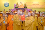 Trưởng lão Hòa thượng Thích Thiện Nhơn trao quyết định nhân sự Ban Trị sự GHPGVN TP.HCM mới đến Hòa thượng Thích Lệ Trang và các chức danh chủ chốt - Ảnh: Bảo Toàn/BGN