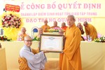 Hòa thượng Thích Trí Minh trao quyết định thành lập điểm sinh hoạt tôn giáo tập trung Quang Minh đến Sư cô Thích nữ Trung Vân 