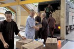 Chư Tăng điểm tập kết thực phẩm chùa Vĩnh Nghiêm khẩn trương bốc xếp hàng để chuyển ra Khánh Hòa phục vụ các bếp ăn dã chiến