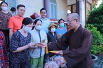 Hòa thượng Thích Minh Truyền, Phó ban Trị sự GHPGVN TP.Thủ Đức trao quà đến bà con khó khăn tại chùa Huê Nghiêm - P.Bình Thọ