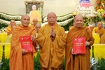 Hòa thượng Thích Lệ Trang trao quyết định bổ nhiệm trụ trì pháp viện Minh Đăng Quang đến Hòa thượng Thích Minh Bửu và quyết định bổ nhiệm trụ trì tịnh xá Trung Tâm đến Hòa thượng Thích Minh Thành