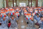Niềm vui của Phật tử tại chùa Vạn Đức khi nhận được lá cờ Phật giáo nhân dịp Đại lễ Phật đản - Vesak 2025 