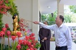 Phó Bí thư Thành ủy TP.HCM Nguyễn Hồ Hải thực hiện nghi thức Tắm Phật tại trụ sở tòa soạn Báo Giác Ngộ