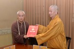 Thượng tọa Thích Giác Dũng đón nhận quyết định bổ nhiệm Trợ lý Viện trưởng Học viện Phật giáo VN tại TP.HCM từ Trưởng lão Hòa thượng Thích Trí Quảng - Ảnh: Bảo Toàn/BGN