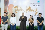 Đại đức Thích Trung Sơn cùng các họa sĩ khách mời tại buổi khai mạc triển lãm mỹ thuật với chủ đề "Thiền phong" - Ảnh: Du Nhiên