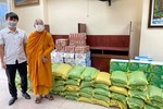 Thượng tọa Thích Minh Lộc gởi quà đến bà con khu cách ly thuộc quận Bình Thạnh