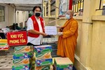 Các phần quà được trao đến người dân khu vực phong tỏa, cách ly