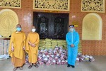 Tịnh xá Trung Tâm trao quà đến đại diện địa phương để hỗ trợ những gia đình khó khăn trong mùa dịch