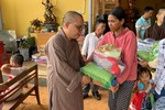 Đại đức Thích Thiện Châu trao quà