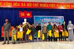 Sư cô Huệ Liên và ông Lê Thanh Phương - Phó Chủ tịch UBND xã Sơn Viên đại diện trao quà