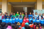 Các em nhỏ vùng cao tỉnh Quảng Ngãi nhận quà 