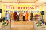 HT.Thích Quảng Hiển nhận cờ Tổ quốc từ ông Trà Quang Thanh