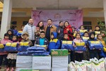 Đoàn từ thiện trao quà cho học sinh tỉnh Quảng Bình