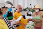Thượng tọa Thích Quảng Tâm, trụ trì chùa Linh Thứu trao quà đến bệnh nhân thận