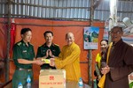 Hòa thượng Thích Minh Thiện trao quà đến đại diện các chốt biên phòng thuộc tỉnh Long An