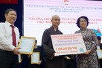 Thượng tọa Thích Thiện Quý trao bảng 1,5 tỷ đồng của toàn Tăng Ni, Phật tử Phật giáo TP.HCM đóng góp