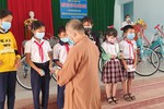 Đại đức Thích Đạt Ma Khế Định tặng học bổng, xe đạp cho học sinh khó khăn