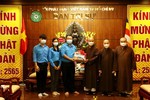 Hội Liên hiệp Thanh niên VN quận 10 thăm, chúc mừng Phật đản đến chư tôn đức Ban Trị sự GHPGVN - Ảnh: Trí Dũng