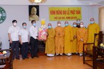 Ông Nguyễn Duy Tân tặng quà chúc mừng Phật đản đến chư tôn đức Hội đồng Trị sự GHPGVN 