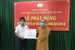 Đại đức Thích Nhuận Nghĩa trao tiền ủng hộ Quỹ Phòng chống dịch bệnh Covid-19 