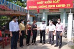 Người dân tặng quà đến chốt kiêm dịch