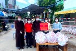 Ban Trị sự GHPGVN quận 8, Ban Bảo trợ Hội Chữ thập đỏ VN quận 8, các tự viện trao quà tại khu cách ly